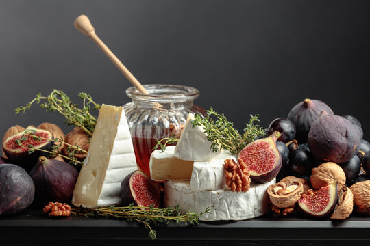 Brie cheese with figs, grapes, walnuts, and honey.