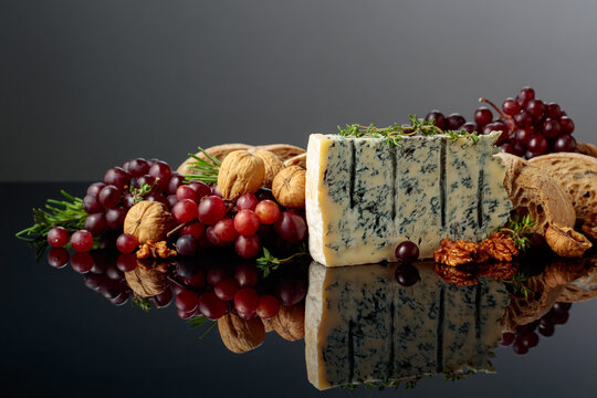 Gorgonzola cheese with ciabatta, walnuts, grapes, and aromatic herbs.