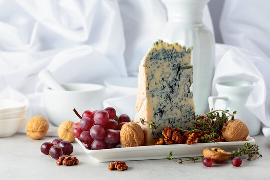 Gorgonzola cheese with walnuts, red grapes, and thyme.