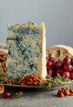 Gorgonzola with ciabatta, walnuts, red grapes, and thyme.