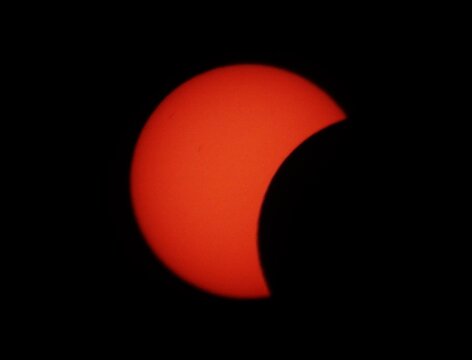 Eclipse de sol 2026 en fase parcial en forma decreciente rojo
