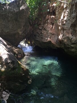 Poza natural de agua cristalina en ca&ntilde;&oacute;n rocoso. Rio Palancia.