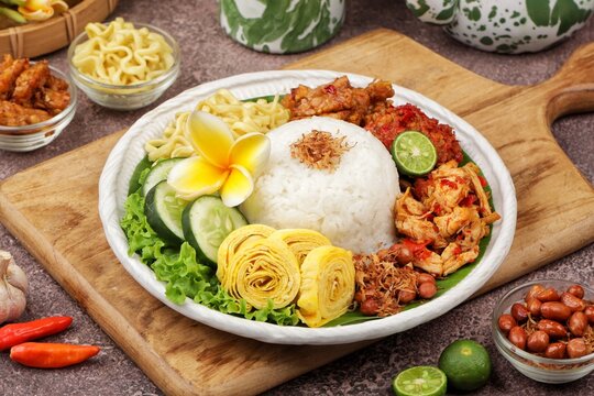 Nasi jinggo is a typical Balinese dish consisting of small portions of white rice wrapped in banana leaves, usually accompanied by side dishes such as shredded chicken, fried noodles, serundeng and ch