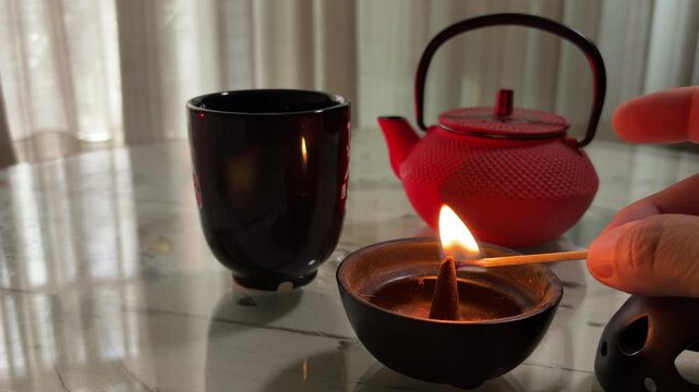 Encendiendo un cono de incienso despu&eacute;s de beber un t&eacute;