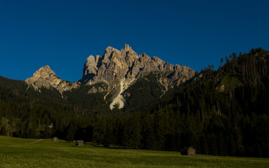 Obraz premium beautiful scenery of a mountain landscape under the sunlight
