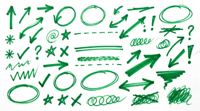 Colecci&oacute;n de elementos gr&aacute;ficos dibujados a mano con marcador verde sobre fondo transparente: flechas, c&iacute;rculos, rayas, estrellas y s&iacute;mbolos para edici&oacute;n de video.