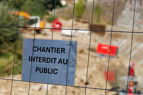 Chantier interdit au public affich&eacute; sur un grillage