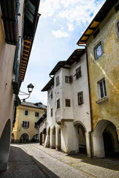 Neumarkt, Egna, Dorf, Lauben, Laubengang, historische H&auml;user, Weinstrasse, Unterland, S&uuml;dtirol, Etsch, Etschtal, Weinberge, Weinbauer, Weindorf, Fr&uuml;hling, Sommer, Italien