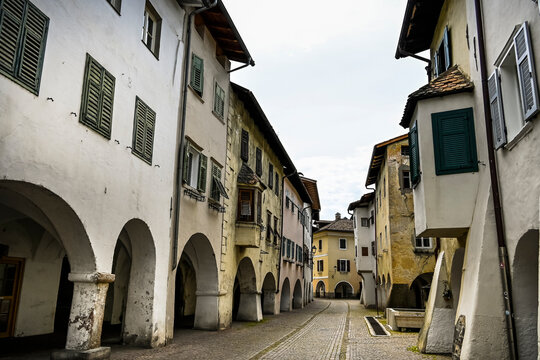 Neumarkt, Egna, Dorf, Lauben, Laubengang, historische H&auml;user, Gassen, Brunnen, Weinstrasse, Unterland, S&uuml;dtirol, Etsch, Etschtal, Weinberge, Weinbauer, Weindorf, Fr&uuml;hling, Sommer, Italien
