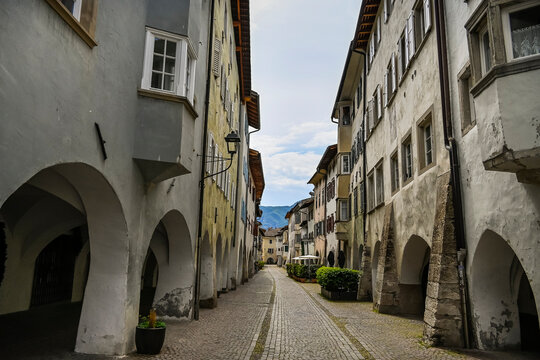 Neumarkt, Egna, Dorf, Lauben, Laubengang, historische H&auml;user, Gassen, Brunnen, Weinstrasse, Unterland, S&uuml;dtirol, Etsch, Etschtal, Weinberge, Weinbauer, Weindorf, Fr&uuml;hling, Sommer, Italien