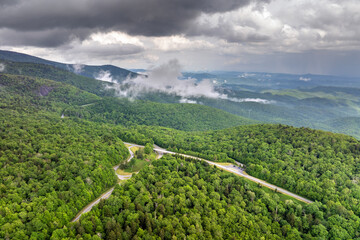 Obraz premium Road trip travel in Appalachian mountains. Beacon Heights parking lot overlook on parkway with woods nature in summer season. Beautiful nature of North Carolina