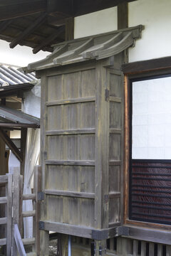 広大な緑に囲まれた高知城の壮大な敷地内の模様風景。
