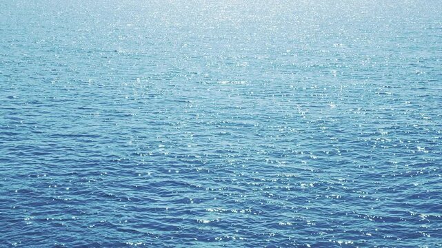 キラキラと光る海の波　香川県の瀬戸内海　スローモーション