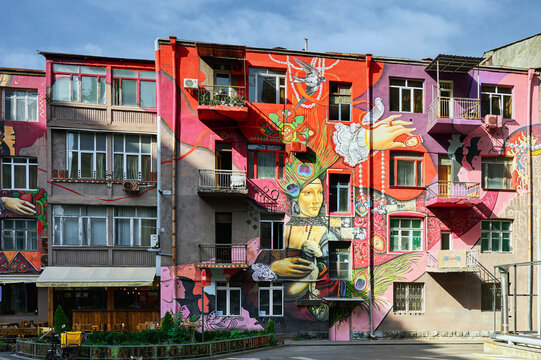 The mural on a building is a large-scale homage to Leonardo da Vinci's famous painting "Lady with an Ermine".
