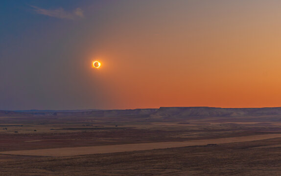 Eclipse solar total en el planeron desierto