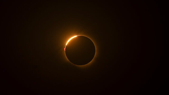 Anillo de diamantes eclipse solar total fase de totalidad