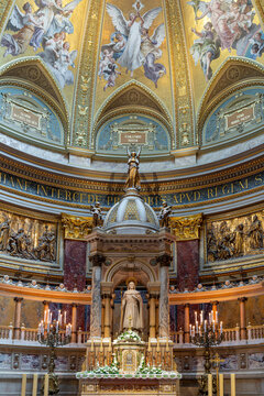 Gilded sanctuary apse with angel mosaics and the main altar statue of Saint Stephen in Saint Stephen's Basilica