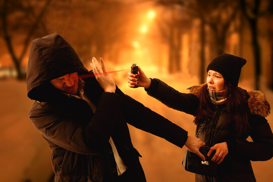 Woman Uses Pepper Spray to Defend Herself During Mugging in a Dark Alley