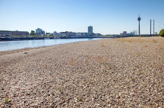 D&uuml;sseldorf, Niedrigwasser im Rhein
