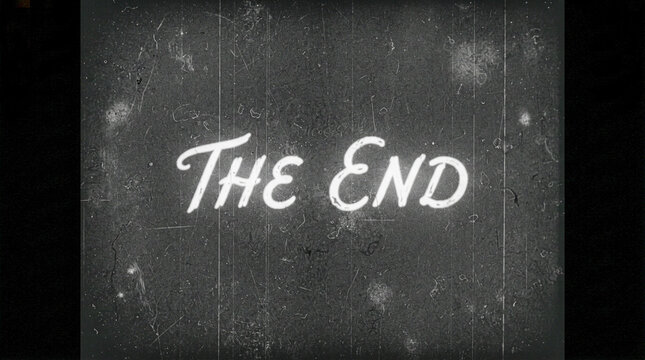 Un fotograma de pel&iacute;cula retro, con grano y ara&ntilde;azos, que muestra el texto 'THE END' en letras blancas envejecidas sobre un fondo negro desgastado y con agujeros de arrastre en los bordes.
