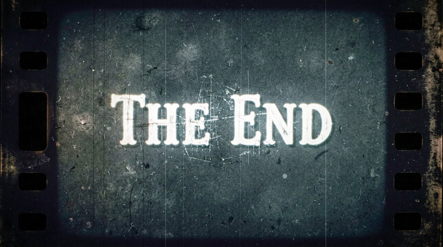 Un fotograma de pel&iacute;cula retro, con grano y ara&ntilde;azos, que muestra el texto 'THE END' en letras blancas envejecidas sobre un fondo negro desgastado y con agujeros de arrastre en los bordes.