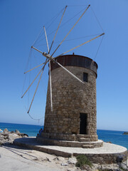 Grèce, les vieux moulins sur le port de  Rhodes © foxytoul