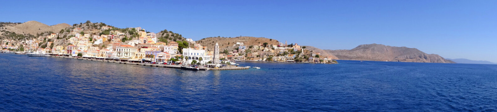 Gr&egrave;ce panoramique sur le port de Gialos, sur l'&icirc;le de Symi 