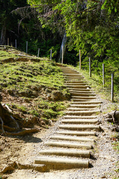 Treppenstufen beim Wandern in den Alpen