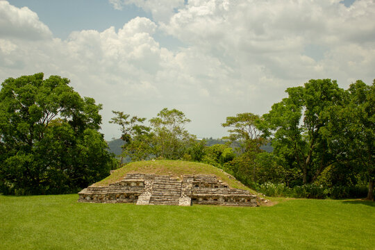 Pre-Hispanic Architecture at Yohualichan Archaeological Site