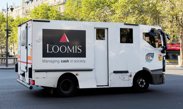 Fourgon de transport de fonds Loomis. Paris. 08/2026.