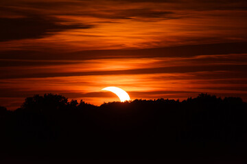 Zdjęcie z serii zdjęć przedstawiających fazy zaćmienia słońca w dniu 12 sierpnia 2026 roku. Widok z południowo zachodniej Polski. © boguslavus