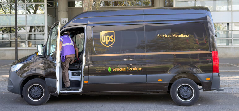 Fourgon de livraison epress de courrier et colis UPS. Paris. 08/2026.