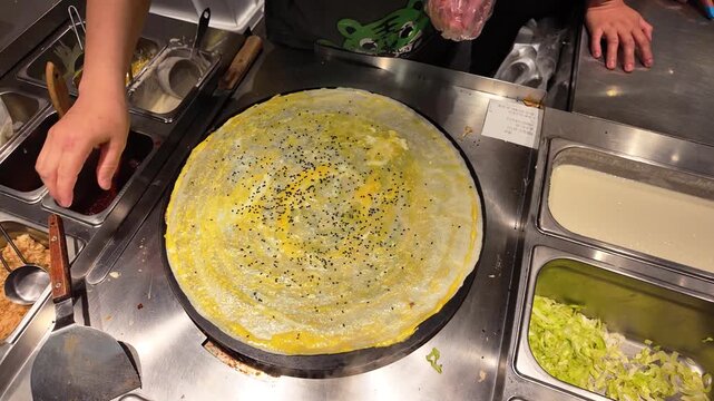 How Chinese jianbing pancakes are made