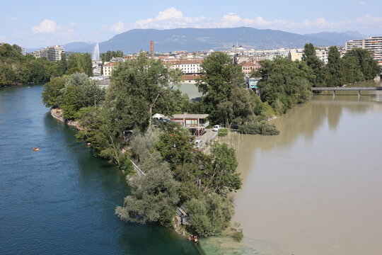 Confluence du Rh&ocirc;ne bleu et de l&rsquo;Arve brune &agrave; la Jonction &agrave; Gen&egrave;ve