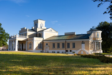 park w Rejowcu. Zabytkowy dworek
