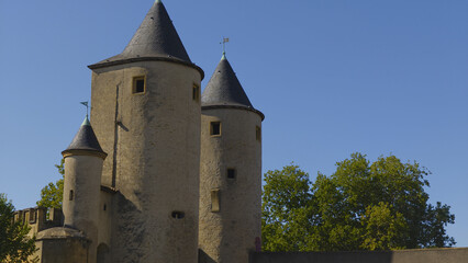 Porte des Allemands, a medieval bridge castle in Metz, France, under a clear sky © 4kclips