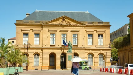 Office de Tourisme building standing in Place d'Armes under a blue sky © 4kclips