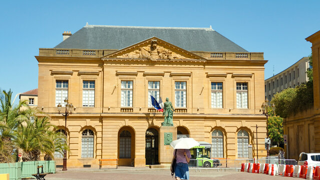 Office de Tourisme building standing in Place d'Armes under a blue sky