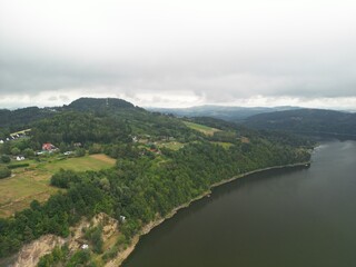 Jezioro Rożnowskie - Polska Piękne jezioro w góach Beskiach nagrane dronem w wysokiej jakości w pochmurny dzień. Jezioro, woda, las, góry, chmury nisko osadzone, wyspa, zieleń, przyroda © Konrad