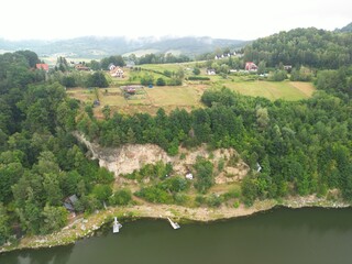 Jezioro Rożnowskie - Polska Piękne jezioro w góach Beskiach nagrane dronem w wysokiej jakości w pochmurny dzień. Jezioro, woda, las, góry, chmury nisko osadzone, wyspa, zieleń, przyroda © Konrad