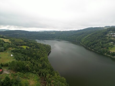 Jezioro Rożnowskie - Polska
Piękne jezioro w g&oacute;ach Beskiach nagrane dronem w wysokiej jakości w pochmurny dzień. Jezioro, woda, las, g&oacute;ry, chmury nisko osadzone, wyspa, zieleń, przyroda
