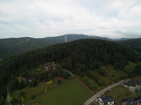 Krynica-Zdr&oacute;j - Polska
Panorama miasta i okolicznych g&oacute;r nagrana dronem. Jaworzyna Krynicka, G&oacute;ra Parkowa, miasto, Beskidy, lasy, mgła i chmury nisko osadzone opadające na g&oacute;ry