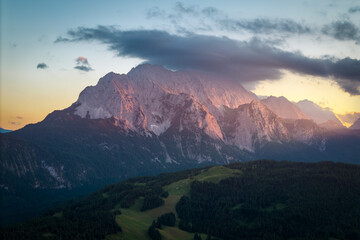 Obraz premium Stunning sunset over the Zugspitze mountains in Germany in 2025