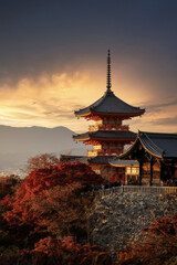 Obraz premium Kiyomizu-dera Temple pagoda in Kyoto during autumn foliage in Japan 2025