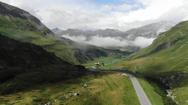 Vista aerea del Julier Pass nel cantone dei Grigioni, in Engadina Svizzera