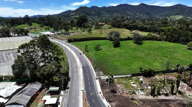 Video a&eacute;reo en el municipio de la Ceja, en el qie se puede observar la doble calzada entre La Glorieta El Yeguarizo y la I.E. Maria Estevez, obra reci&eacute;n terminada