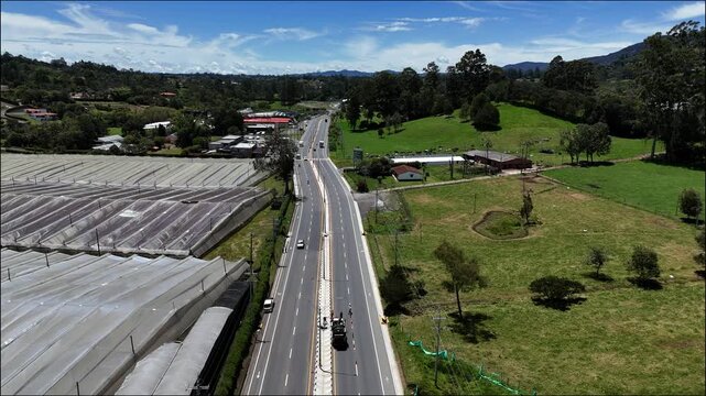 Video a&eacute;reo en el municipio de la Ceja, en el qie se puede observar la doble calzada entre La Glorieta El Yeguarizo y la I.E. Maria Estevez, obra reci&eacute;n terminada