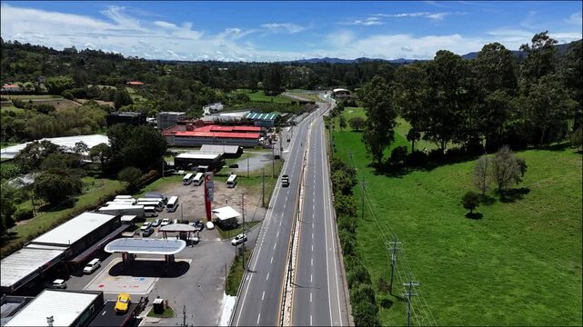 Video a&eacute;reo en el municipio de la Ceja, en el qie se puede observar la doble calzada entre La Glorieta El Yeguarizo y la I.E. Maria Estevez, obra reci&eacute;n terminada