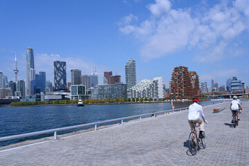 Fototapeta premium Toronto waterfront bike path going through Biidaasige Park