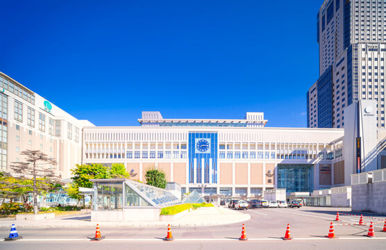 青空のJR札幌駅